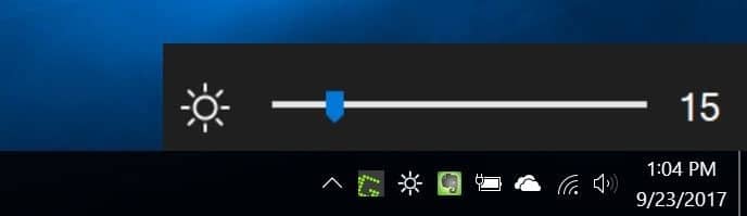 Ползунок яркости меняет яркость экрана на панели задач в Windows 10